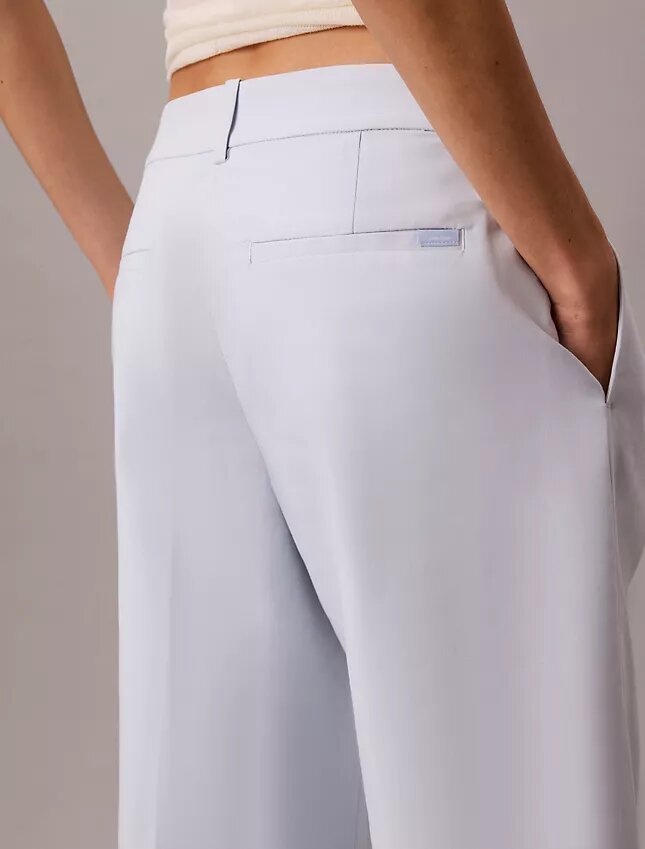 Chino-Hose mit weitem Bein und verkürztem Schnitt Chino-Hose mit weitem Bein und verkürztem Schnitt