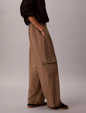Commuter-Cargo-Hose mit weitem Bein