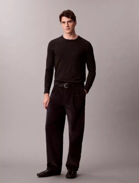 Cordhose mit Falten und weitem Bein