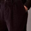 Cordhose mit Falten und weitem Bein