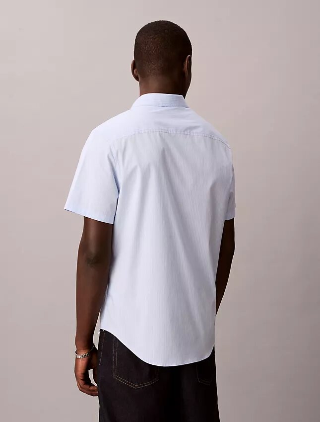Cotton Stretch-Hemd mit schmalen Streifen und Knopfleiste Cotton Stretch-Hemd mit schmalen Streifen und Knopfleiste
