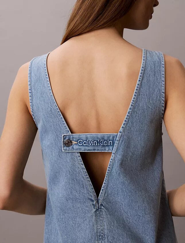 Denim-Etuikleid mit V-Ausschnitt Denim-Etuikleid mit V-Ausschnitt