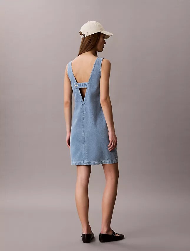 Denim-Etuikleid mit V-Ausschnitt Denim-Etuikleid mit V-Ausschnitt