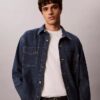 Denim-Overshirt mit durchgehendem Monogram im 90er-Jahre-Stil Denim-Overshirt mit durchgehendem Monogram im 90er-Jahre-Stil
