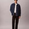 Denim-Overshirt mit durchgehendem Monogram im 90er-Jahre-Stil Denim-Overshirt mit durchgehendem Monogram im 90er-Jahre-Stil