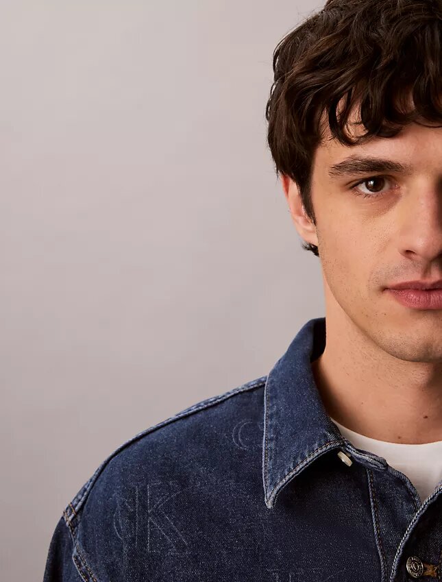 Denim-Overshirt mit durchgehendem Monogram im 90er-Jahre-Stil Denim-Overshirt mit durchgehendem Monogram im 90er-Jahre-Stil