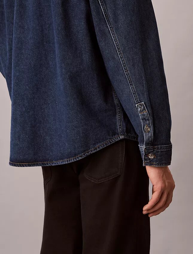 Denim-Overshirt mit durchgehendem Monogram im 90er-Jahre-Stil Denim-Overshirt mit durchgehendem Monogram im 90er-Jahre-Stil