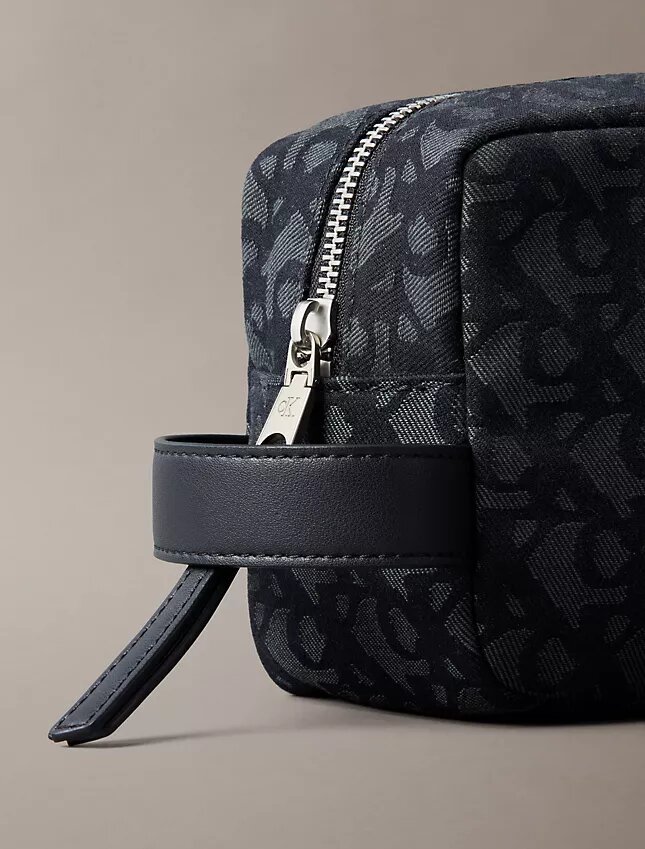 Dopp-Kit mit durchgehendem Monogram Dopp-Kit mit durchgehendem Monogram