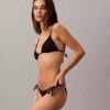 Einfarbiges Bikini-Unterteil mit seitlichen Bändern Einfarbiges Bikini-Unterteil mit seitlichen Bändern