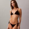 Einfarbiges Bikini-Unterteil mit seitlichen Bändern Einfarbiges Bikini-Unterteil mit seitlichen Bändern