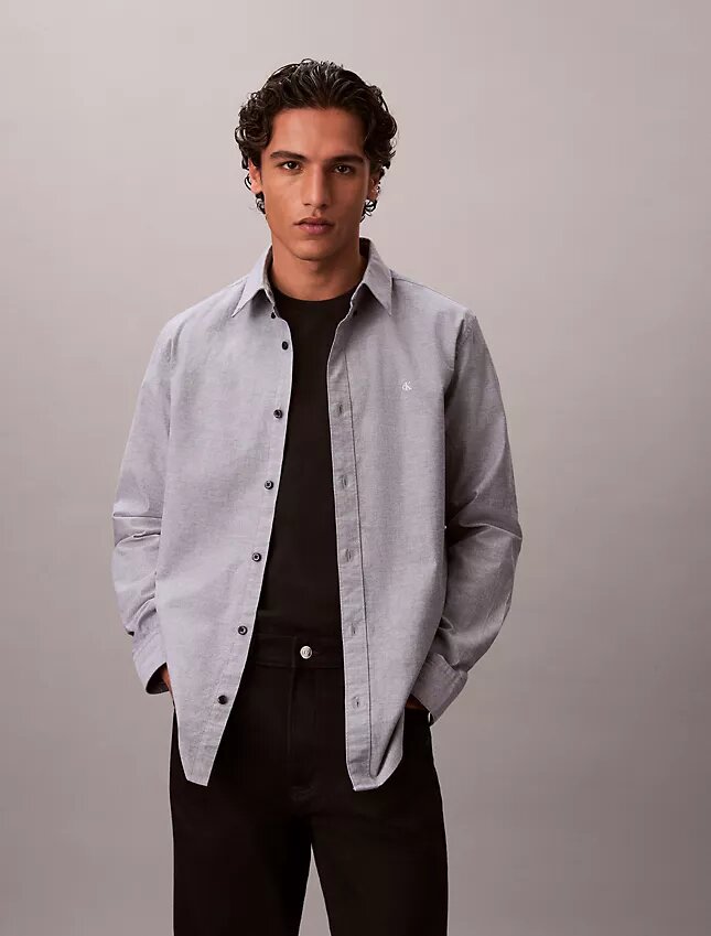 Einfarbiges klassisches Oxford-Hemd mit Button-Down-Kragen Einfarbiges klassisches Oxford-Hemd mit Button-Down-Kragen