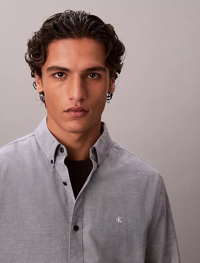 Einfarbiges klassisches Oxford-Hemd mit Button-Down-Kragen Einfarbiges klassisches Oxford-Hemd mit Button-Down-Kragen