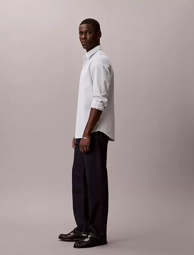 Einfarbiges klassisches Oxford-Hemd mit Button-Down-Kragen Einfarbiges klassisches Oxford-Hemd mit Button-Down-Kragen