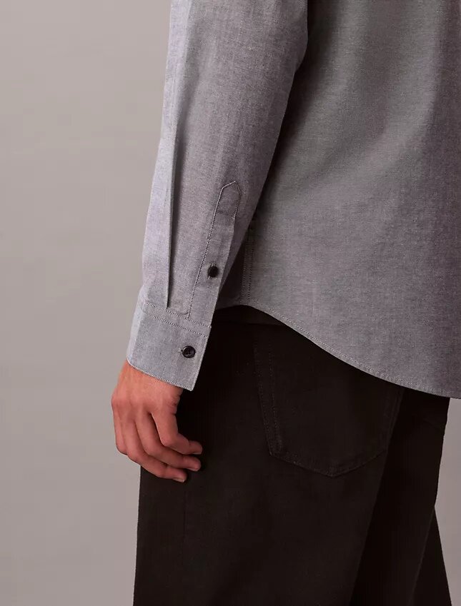 Einfarbiges klassisches Oxford-Hemd mit Button-Down-Kragen Einfarbiges klassisches Oxford-Hemd mit Button-Down-Kragen