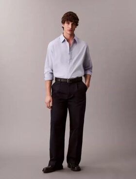 Einfarbiges, locker sitzendes Button-Down-Hemd aus Baumwolle