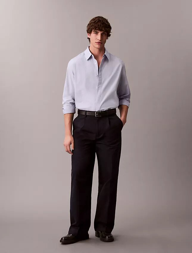 Einfarbiges, locker sitzendes Button-Down-Hemd aus Baumwolle Einfarbiges, locker sitzendes Button-Down-Hemd aus Baumwolle