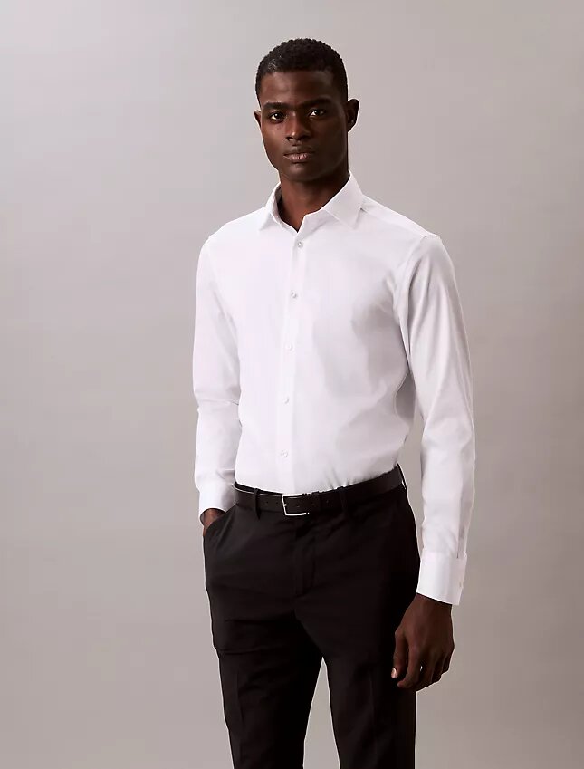 Einfarbiges Slim-Fit-Hemd mit Knopfleiste Einfarbiges Slim-Fit-Hemd mit Knopfleiste