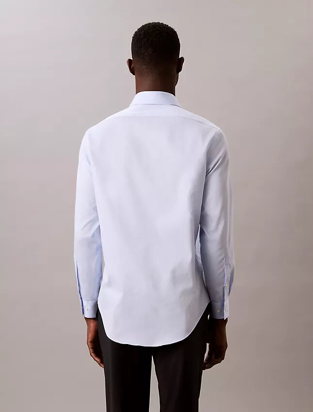 Einfarbiges Slim-Fit-Hemd mit Knopfleiste Einfarbiges Slim-Fit-Hemd mit Knopfleiste