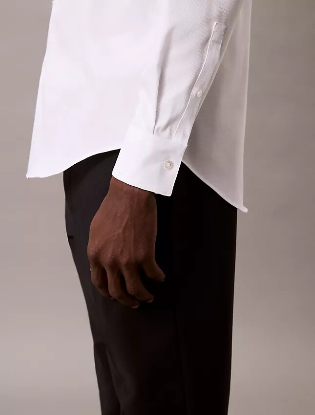 Einfarbiges Slim-Fit-Hemd mit Knopfleiste Einfarbiges Slim-Fit-Hemd mit Knopfleiste