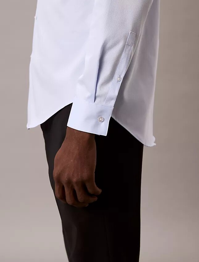Einfarbiges Slim-Fit-Hemd mit Knopfleiste Einfarbiges Slim-Fit-Hemd mit Knopfleiste