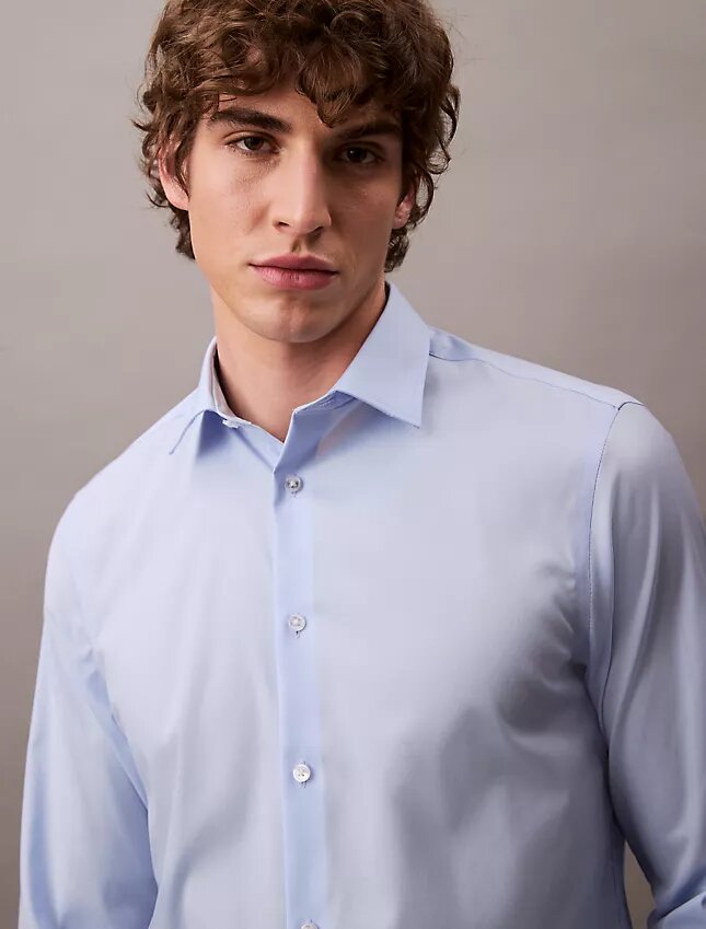 Elegantes, schmales Stretch-Hemd mit Knopfleiste Elegantes, schmales Stretch-Hemd mit Knopfleiste