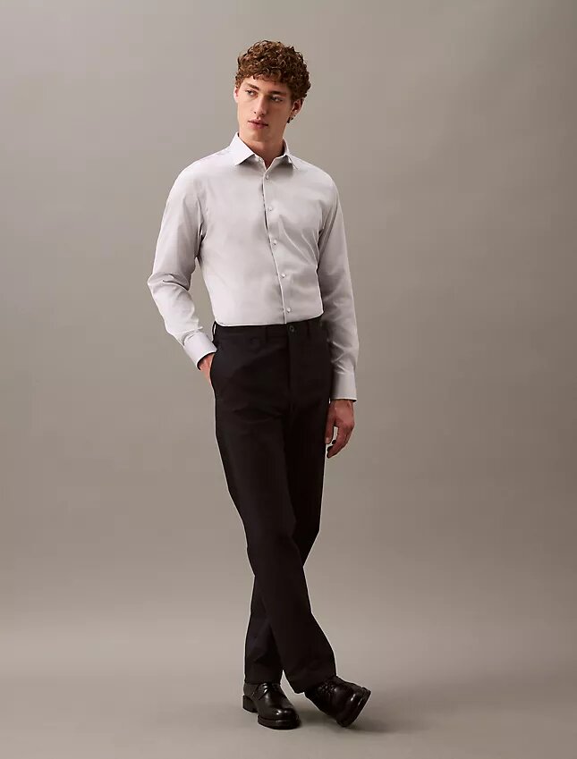 Elegantes, schmales Stretch-Hemd mit Knopfleiste Elegantes, schmales Stretch-Hemd mit Knopfleiste