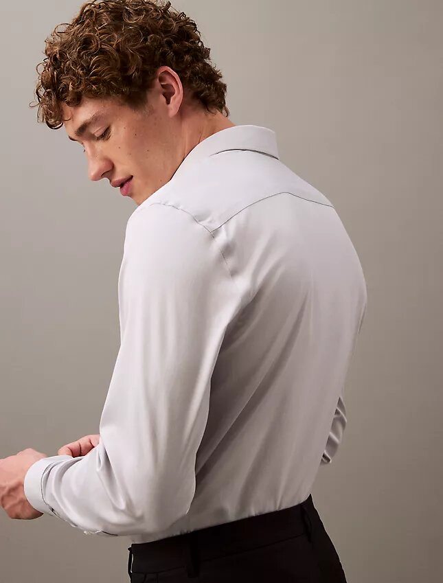Elegantes, schmales Stretch-Hemd mit Knopfleiste Elegantes, schmales Stretch-Hemd mit Knopfleiste