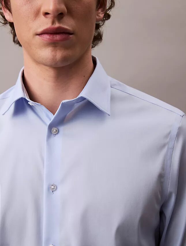 Elegantes, schmales Stretch-Hemd mit Knopfleiste Elegantes, schmales Stretch-Hemd mit Knopfleiste