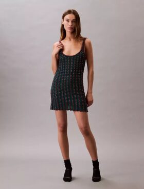 Gehäkeltes Minikleid mit Perlenverzierung