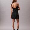 Gehäkeltes Minikleid mit Perlenverzierung
