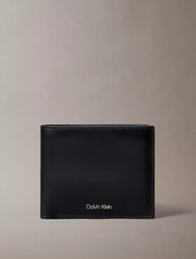 Geldbörse mit geprägten Logos und Kartenfächern