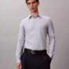 Geometrisches Jacquard-Hemd mit schmaler Passform und Button-Down-Kragen Geometrisches Jacquard-Hemd mit schmaler Passform und Button-Down-Kragen