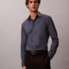 Geometrisches Jacquard-Hemd mit schmaler Passform und Button-Down-Kragen Geometrisches Jacquard-Hemd mit schmaler Passform und Button-Down-Kragen