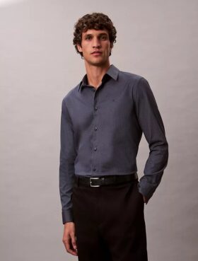 Geometrisches Jacquard-Hemd mit schmaler Passform und Button-Down-Kragen Geometrisches Jacquard-Hemd mit schmaler Passform und Button-Down-Kragen