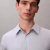 Geometrisches Jacquard-Hemd mit schmaler Passform und Button-Down-Kragen Geometrisches Jacquard-Hemd mit schmaler Passform und Button-Down-Kragen