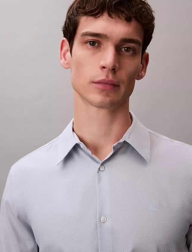 Geometrisches Jacquard-Hemd mit schmaler Passform und Button-Down-Kragen Geometrisches Jacquard-Hemd mit schmaler Passform und Button-Down-Kragen