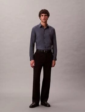 Geometrisches Jacquard-Hemd mit schmaler Passform und Button-Down-Kragen Geometrisches Jacquard-Hemd mit schmaler Passform und Button-Down-Kragen