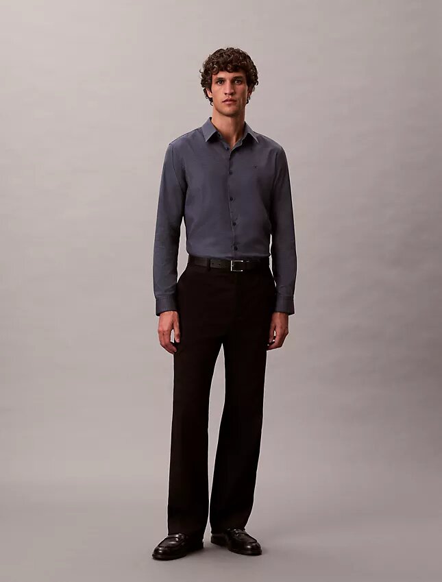 Geometrisches Jacquard-Hemd mit schmaler Passform und Button-Down-Kragen Geometrisches Jacquard-Hemd mit schmaler Passform und Button-Down-Kragen