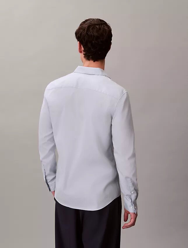 Geometrisches Jacquard-Hemd mit schmaler Passform und Button-Down-Kragen Geometrisches Jacquard-Hemd mit schmaler Passform und Button-Down-Kragen
