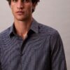 Geometrisches Jacquard-Hemd mit schmaler Passform und Button-Down-Kragen Geometrisches Jacquard-Hemd mit schmaler Passform und Button-Down-Kragen