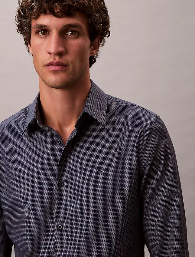 Geometrisches Jacquard-Hemd mit schmaler Passform und Button-Down-Kragen Geometrisches Jacquard-Hemd mit schmaler Passform und Button-Down-Kragen