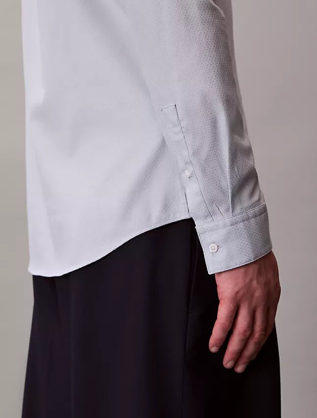 Geometrisches Jacquard-Hemd mit schmaler Passform und Button-Down-Kragen Geometrisches Jacquard-Hemd mit schmaler Passform und Button-Down-Kragen