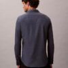 Geometrisches Jacquard-Hemd mit schmaler Passform und Button-Down-Kragen Geometrisches Jacquard-Hemd mit schmaler Passform und Button-Down-Kragen