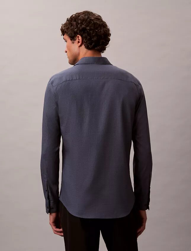 Geometrisches Jacquard-Hemd mit schmaler Passform und Button-Down-Kragen Geometrisches Jacquard-Hemd mit schmaler Passform und Button-Down-Kragen