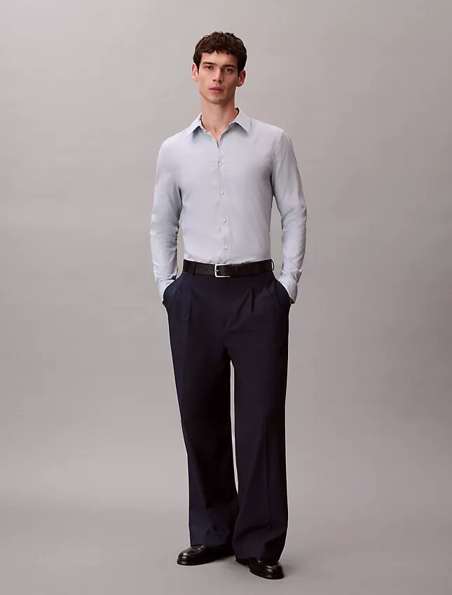 Geometrisches Jacquard-Hemd mit schmaler Passform und Button-Down-Kragen Geometrisches Jacquard-Hemd mit schmaler Passform und Button-Down-Kragen