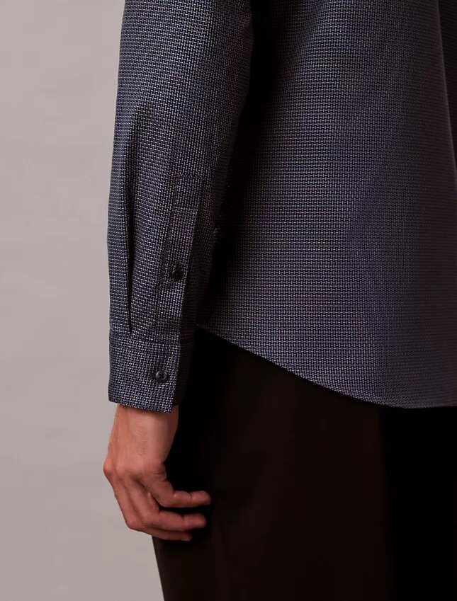 Geometrisches Jacquard-Hemd mit schmaler Passform und Button-Down-Kragen Geometrisches Jacquard-Hemd mit schmaler Passform und Button-Down-Kragen