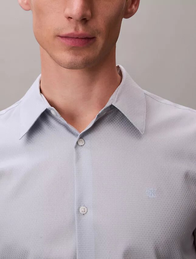 Geometrisches Jacquard-Hemd mit schmaler Passform und Button-Down-Kragen Geometrisches Jacquard-Hemd mit schmaler Passform und Button-Down-Kragen