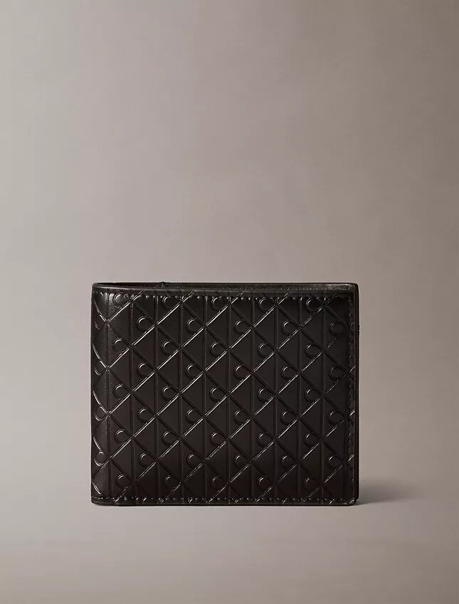 Gepregtes Monogram-Motiv auf der gesamten Oberfläche, Geldbörse mit zwei Fächern und Münzfach Gepregtes Monogram-Motiv auf der gesamten Oberfläche, Geldbörse mit zwei Fächern und Münzfach