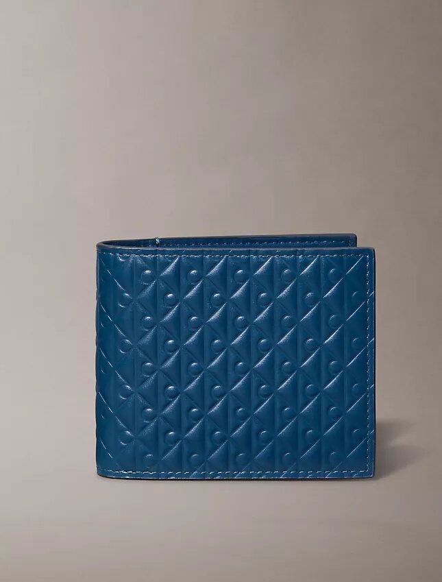 Gepregtes Monogram-Motiv auf der gesamten Oberfläche, Geldbörse mit zwei Fächern und Münzfach Gepregtes Monogram-Motiv auf der gesamten Oberfläche, Geldbörse mit zwei Fächern und Münzfach