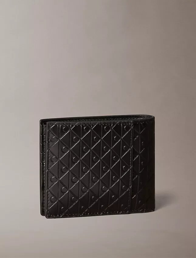 Gepregtes Monogram-Motiv auf der gesamten Oberfläche, Geldbörse mit zwei Fächern und Münzfach Gepregtes Monogram-Motiv auf der gesamten Oberfläche, Geldbörse mit zwei Fächern und Münzfach